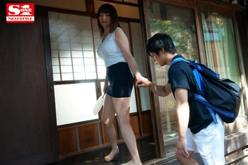 Anh chàng nứng cặc khi nhìn trộm em họ địt nhau với chồng